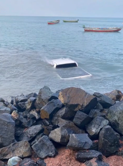 Um carro foi “engolido” pelo mar na Praia de Jericoacoara neste fim de semana