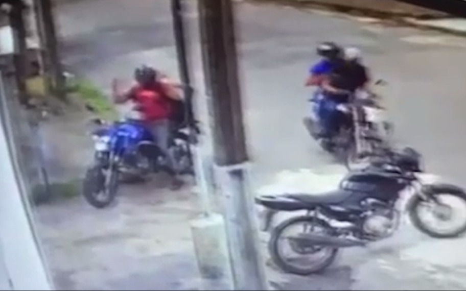 Casal assalta motociclista em calçada no bairro Cidade dos Funcionários, em Fortaleza