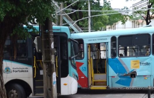 Colisão entre dois ônibus derruba poste e provoca desvios no centro de Fortaleza