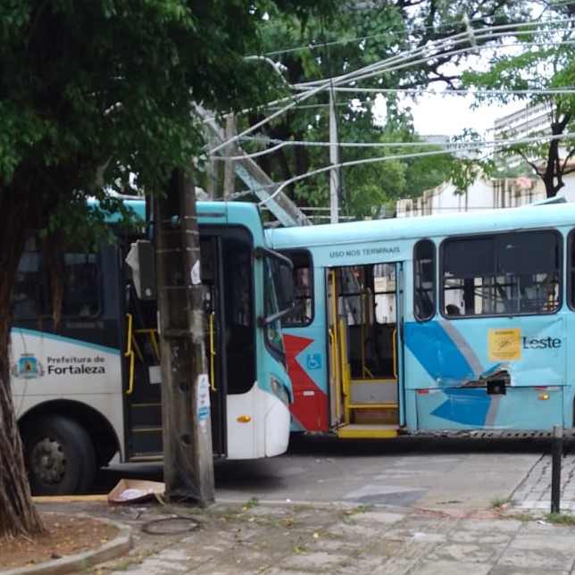 Colisão entre dois ônibus derruba poste e provoca desvios no centro de Fortaleza