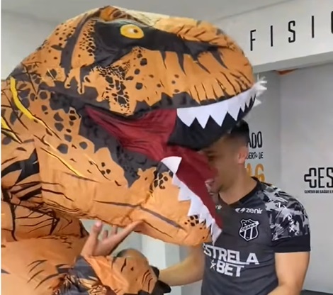 Em clima de Carnaval, jogador chega ao Ceará fantasiado de dinossauro