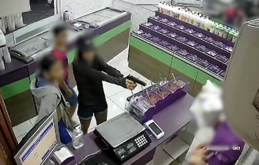 Fortaleza: adolescentes invadem loja de açaí, rendem funcionário e roubam dinheiro do caixa