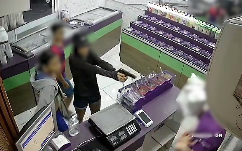 Fortaleza: adolescentes invadem loja de açaí, rendem funcionário e roubam dinheiro do caixa