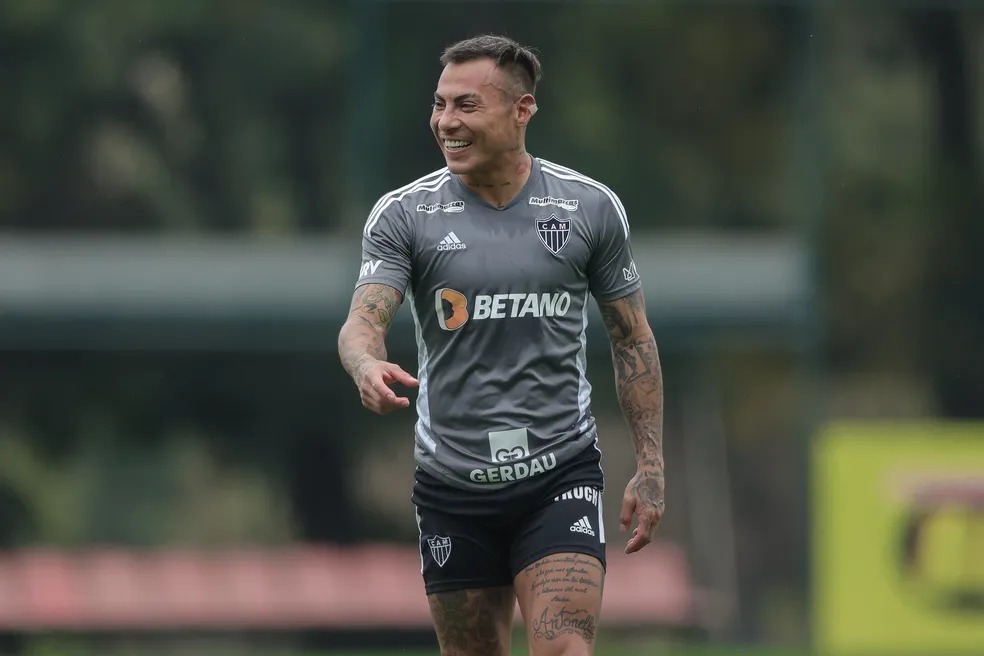 Fortaleza desiste de negociação com Eduardo Vargas e busca novo atacante