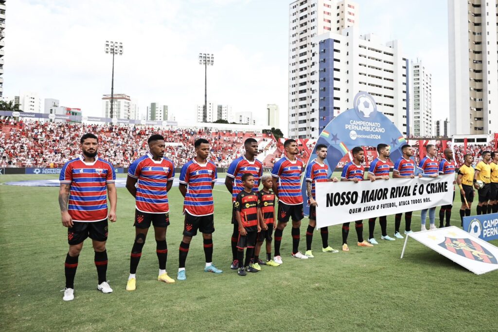 Após atentado, jogadores do Sport entram em campo com camisa do Fortaleza