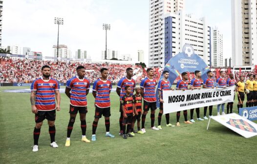 Após atentado, jogadores do Sport entram em campo com camisa do Fortaleza