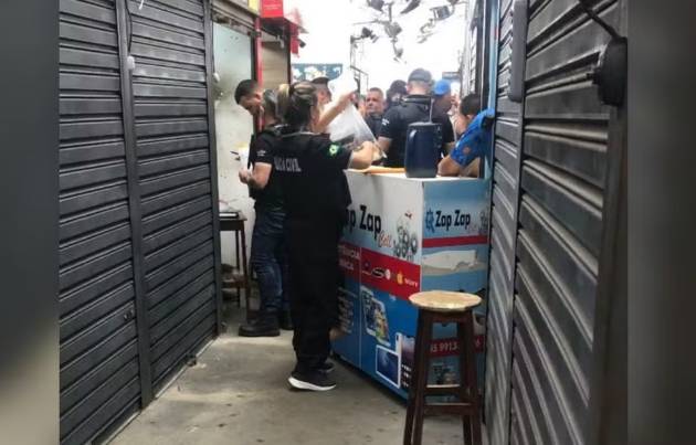 Centenas de celulares roubados são apreendidos no Beco da Poeira, em Fortaleza