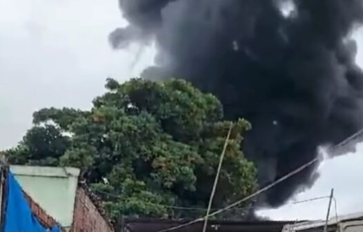 Incêndio atinge sucata no Pici, em Fortaleza, nesta sexta-feira (23)