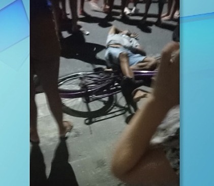 Jovem é baleado enquanto pedalava pelas ruas de Maracanaú e é socorrido às pressas ao hospital