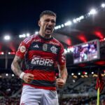 Arrascaeta sofre lesão no adutor da coxa e preocupa o Flamengo para a estreia do Brasileirão