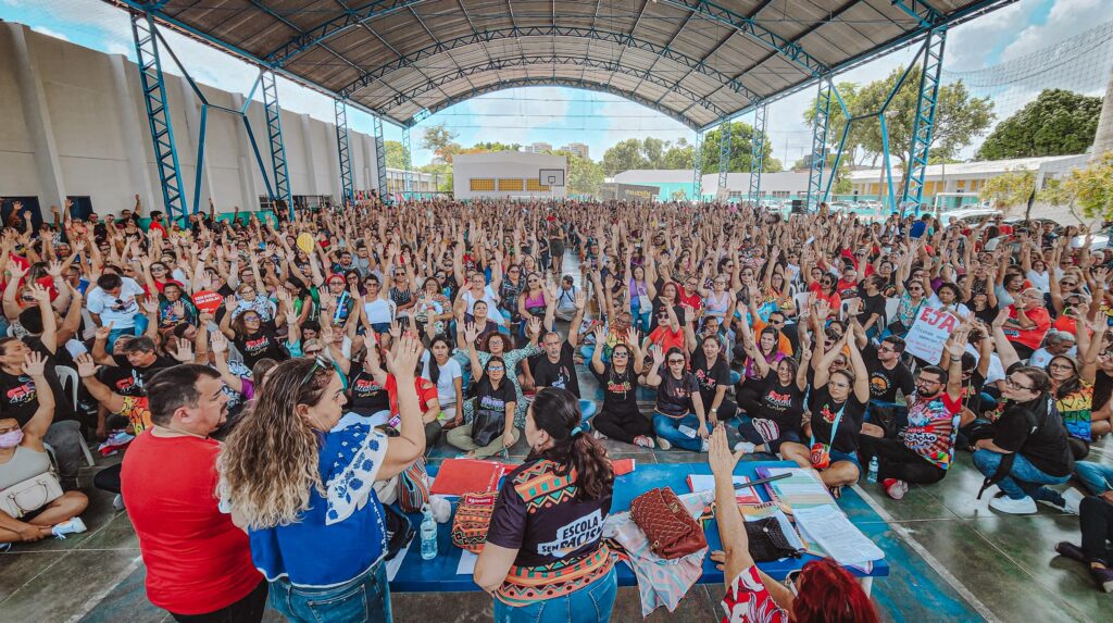 Professores de Fortaleza encerram paralisação; aulas nas escolas municipais retornam na quinta-feira (8)