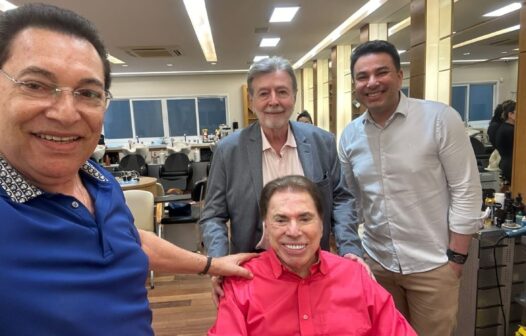 Aos 93 anos, Silvio Santos é filmado mudando o visual em visita a salão de beleza