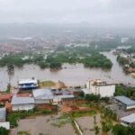 Chuvas em Santa Quitéria, no interior do Ceará, deixam cidade ilhada e afetam ao menos 150 famílias