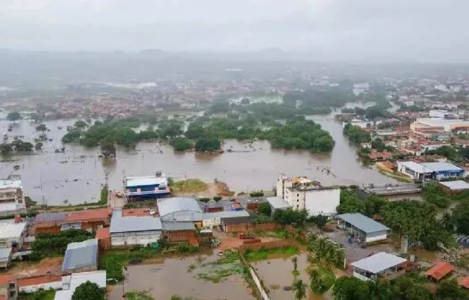 Chuvas em Santa Quitéria, no interior do Ceará, deixam cidade ilhada e afetam ao menos 150 famílias