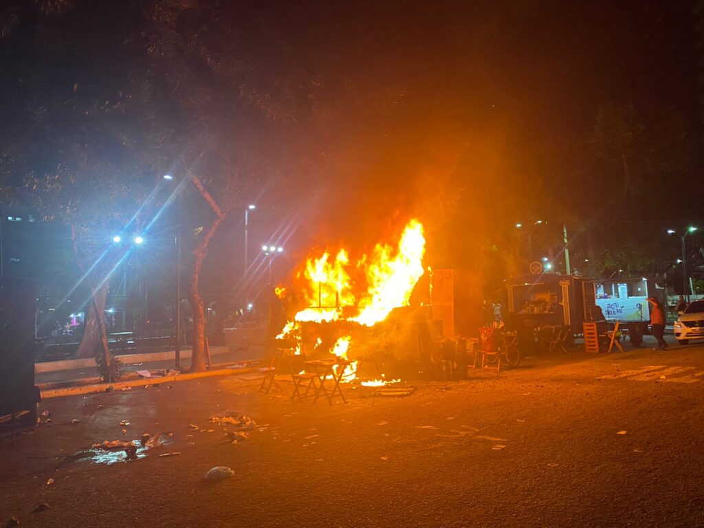 Trailer de lanches pega fogo em praça no Bairro de Fátima