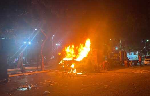 Trailer de lanches pega fogo em praça no Bairro de Fátima; não houve feridos