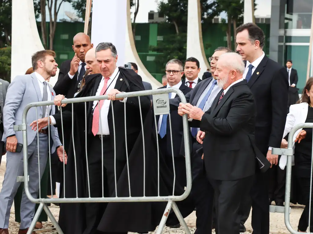 STF retira grades de proteção em ato simbólico com participação de Barroso e Lula