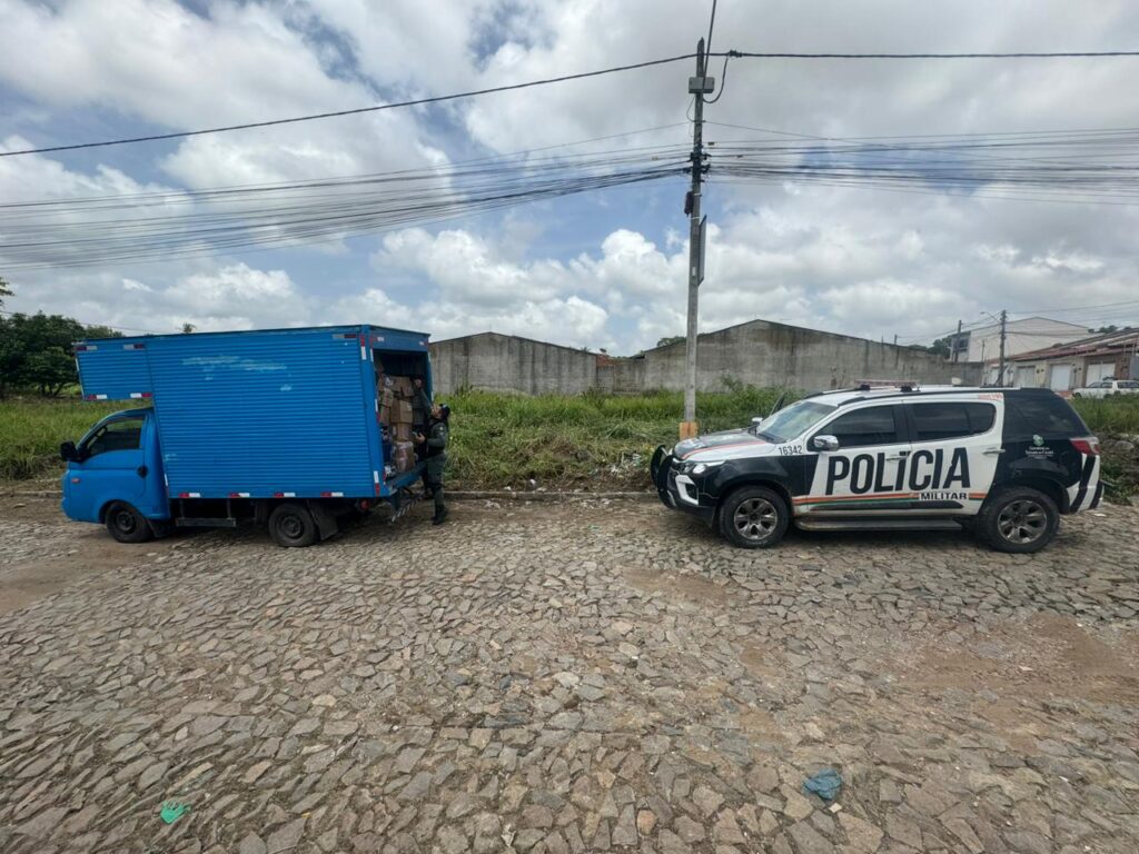 Homens roubam caminhão e são surpreendidos com bloqueio do veículo