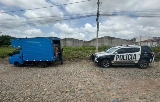 Homens roubam caminhão e são surpreendidos com bloqueio do veículo