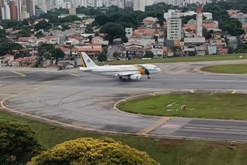 Decolagem de avião em que estava Lula é interrompida em Congonhas