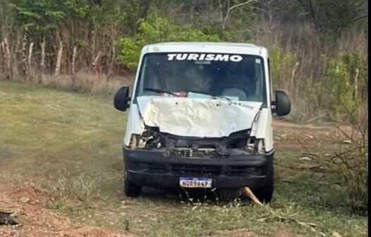 Van com 15 pacientes bate em vaca, derrapa  e sai da pista no interior do Ceará