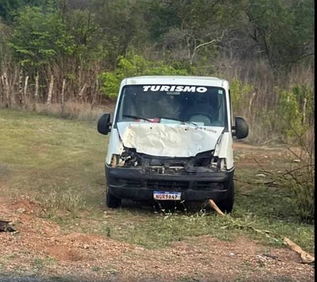 Van com 15 pacientes bate em vaca, derrapa  e sai da pista no interior do Ceará