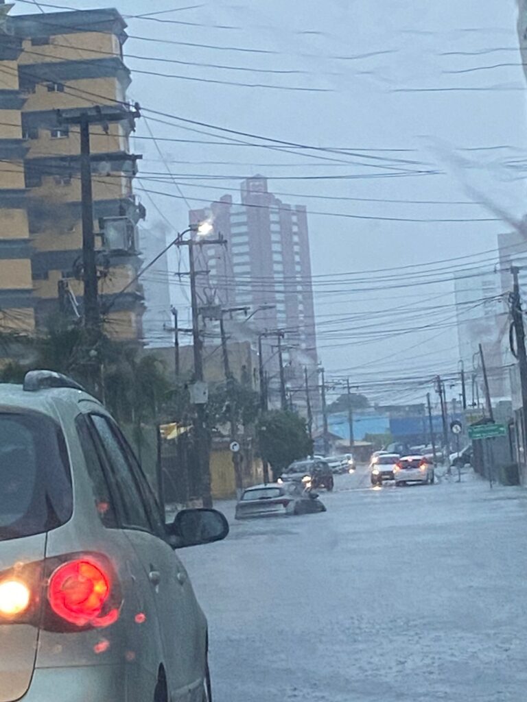 Fortaleza amanhece com forte chuva em vários bairros da capital