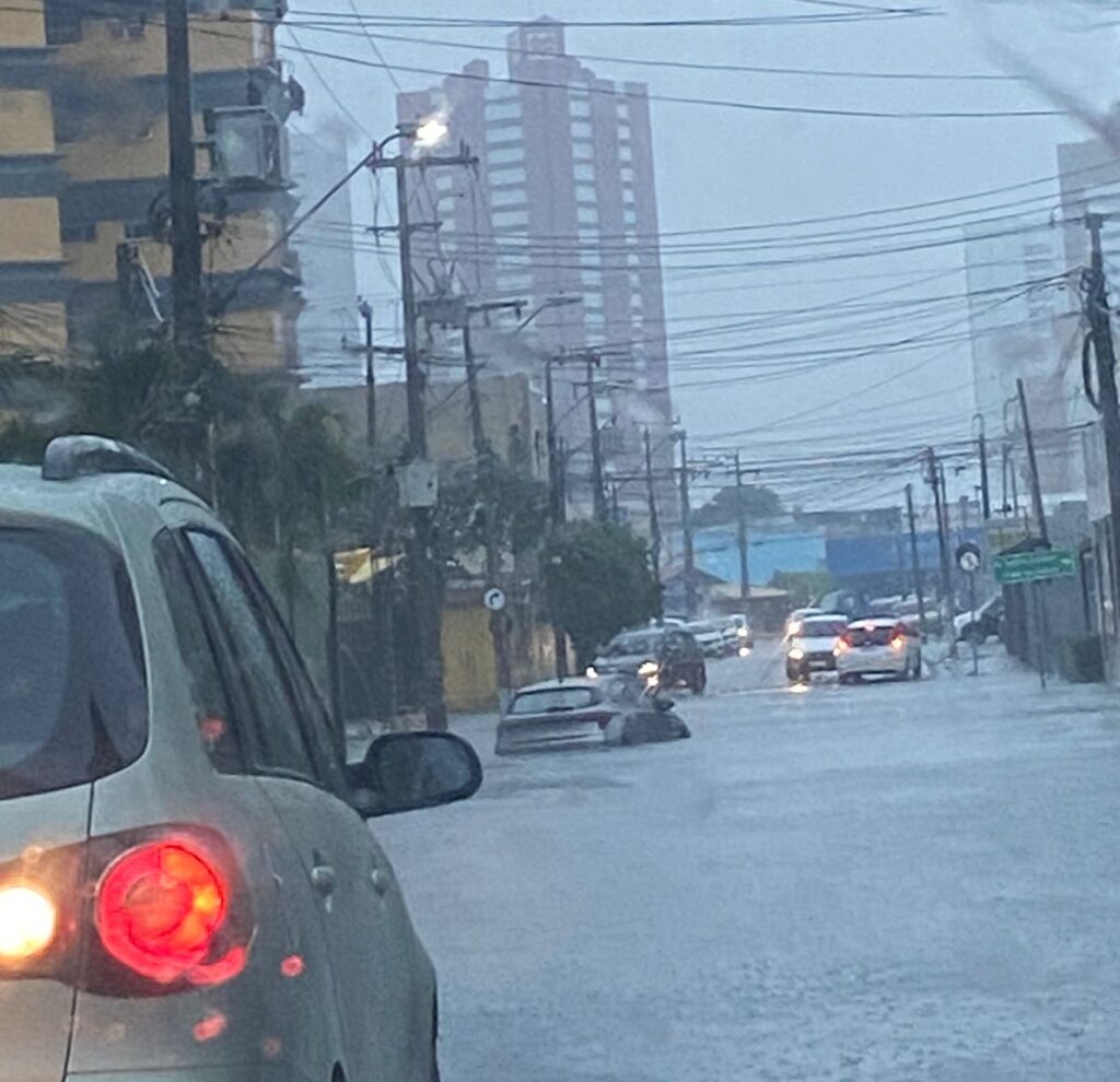 Inmet emite alerta laranja de perigo para todo o Ceará devido a chuvas intensas
