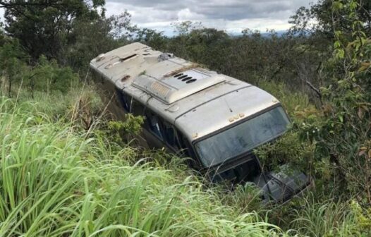 Ônibus com trabalhadores rurais do Ceará cai em barranco em Minas Gerais