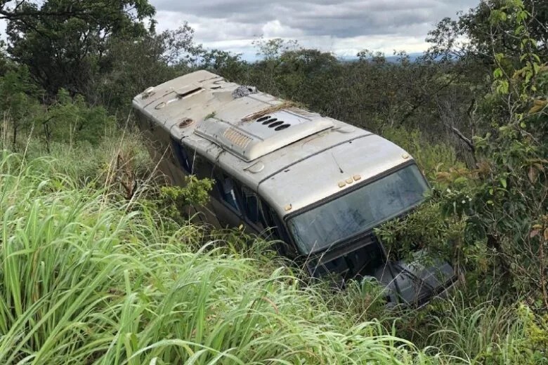 Ônibus com trabalhadores rurais do Ceará cai em barranco em Minas Gerais