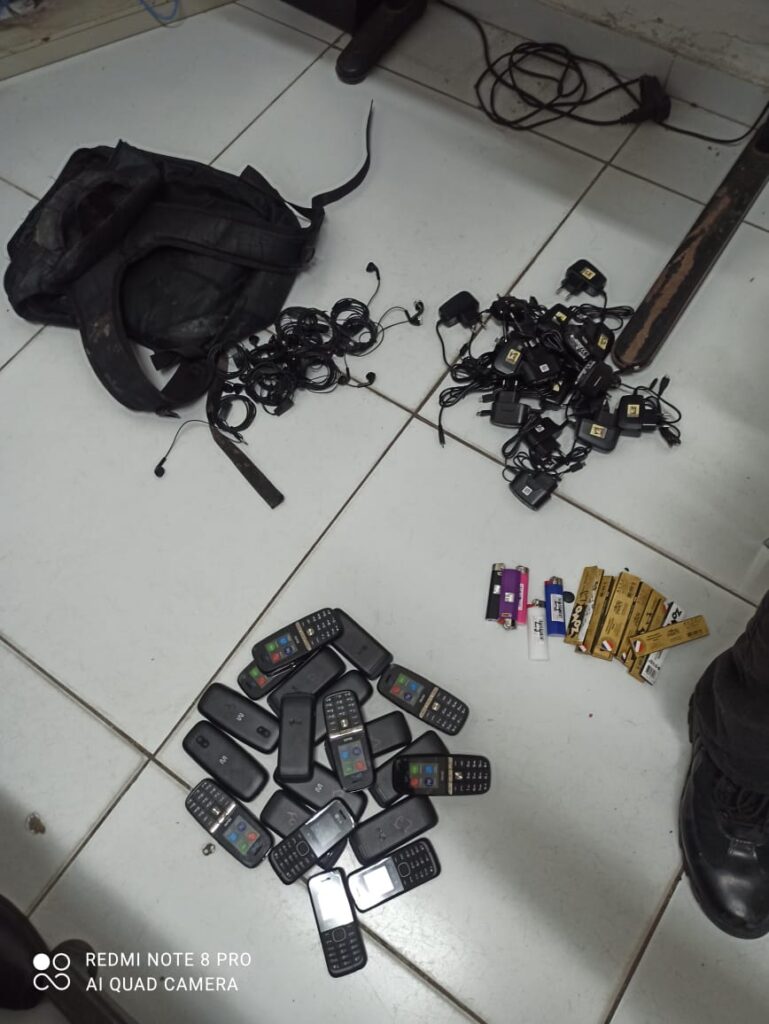 Drogas e celulares são encontrados escondidos em tijolos na Unidade Prisional em Itaitinga