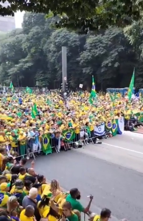 Apoiadores de Bolsonaro começam a chegar para ato na Avenida Paulista