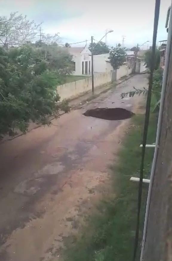Pista afunda em Fortaleza e forma buraco de 5 metros de profundidade