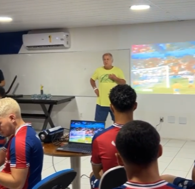 Zico dá palestra para jovens da categoria de base do Fortaleza