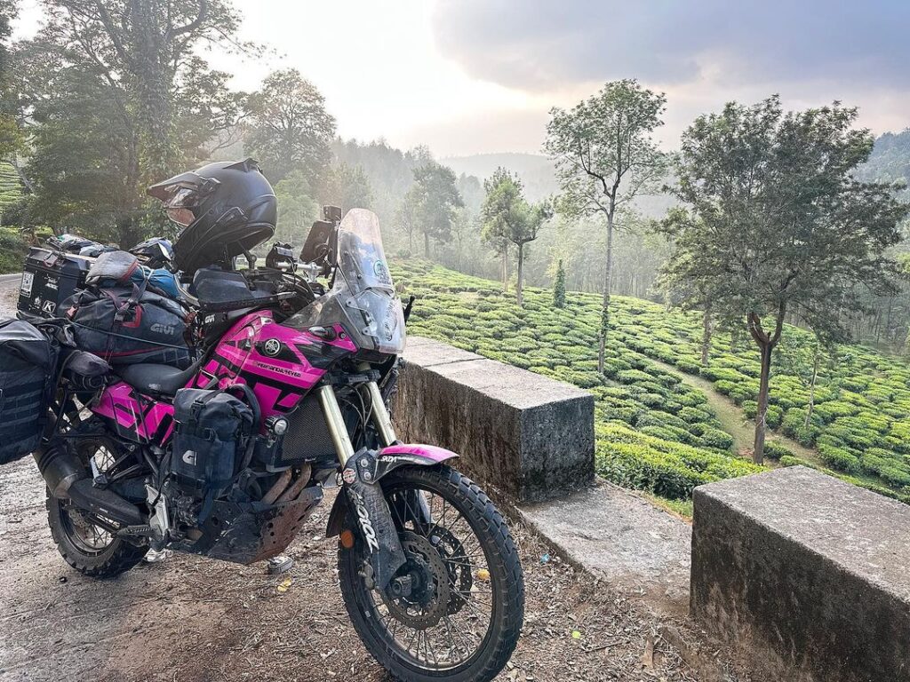 Antes de estupro coletivo na Índia, turista brasileira fez "volta ao mundo" de moto