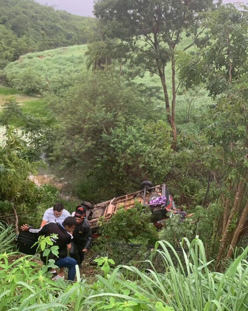 Veículo com 15 passageiros capota e cai em ribanceira no interior do Ceará