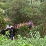 Veículo com 15 pasageiros capota e cai em ribanceira no interior do Ceará