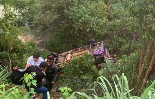 Veículo com 15 passageiros capota e cai em ribanceira no interior do Ceará