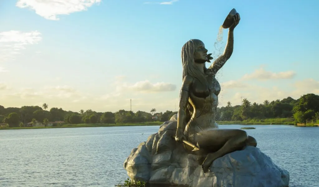 Estátua de Iracema volta a jorrar água na Lagoa de Messejana