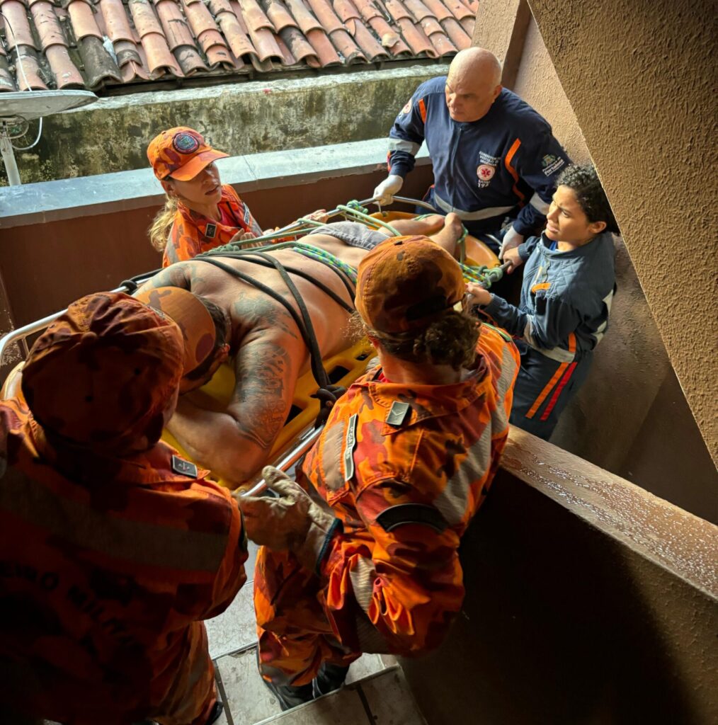 Homem cai de telhado do 4º andar e é resgatado pelos bombeiros em Fortaleza