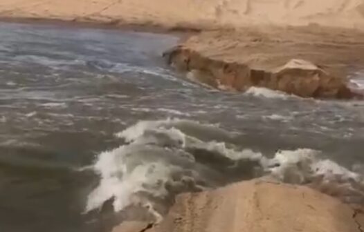 Lago Grande sangra para o mar no município de Camocim, no Ceará