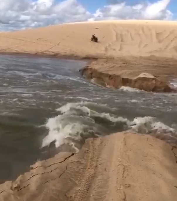 Lago Grande sangra para o mar no município de Camocim, no Ceará