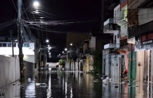 Chuva causa alagamentos em ruas e casas de Quixadá, no interior do Ceará