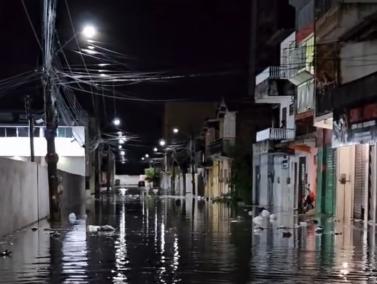 Chuva causa alagamentos em ruas e casas de Quixadá, no interior do Ceará