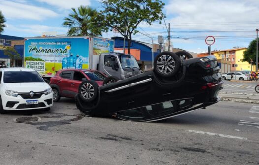 Acidente de trânsito deixa carro capotado na Maraponga, em Fortaleza