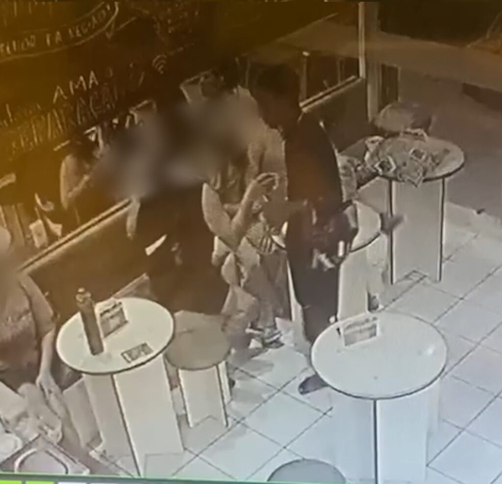 Homem é flagrado assaltando loja de açaí na Maraponga, em Fortaleza