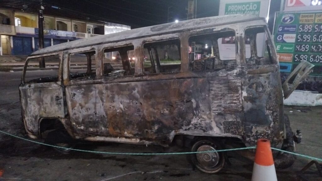 Fortaleza: kombi pega fogo em posto de combustível após abastecer