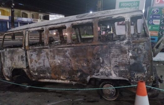 Fortaleza: kombi pega fogo em posto de combustível após abastecer