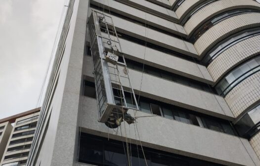 Andaime cai em prédio na Beira Mar e trabalhadores ficam pendurados