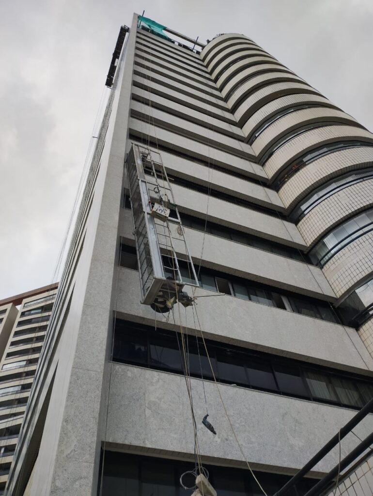 Andaime cai em prédio na Beira Mar e trabalhadores ficam pendurados